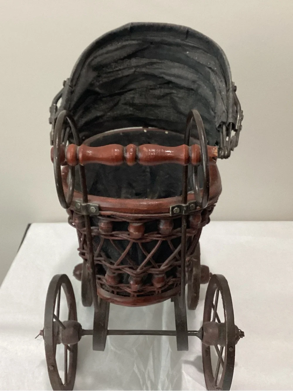 Vtg. Victorian-Style Wicker Baby doll carriage (pram). Vintage reproduction piec